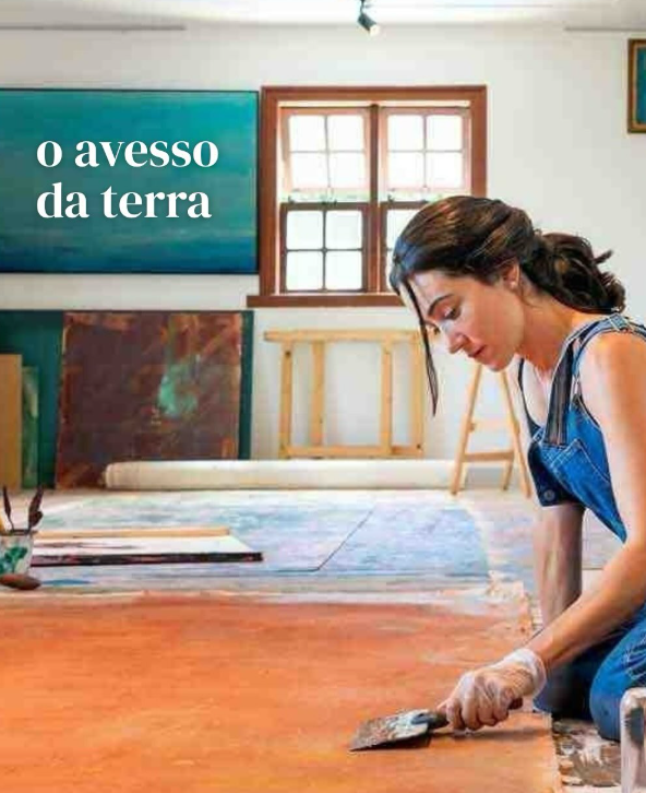 Ana Elisa Murta trabalhando sobre uma tela com pigmentos minerais para O avesso da terra