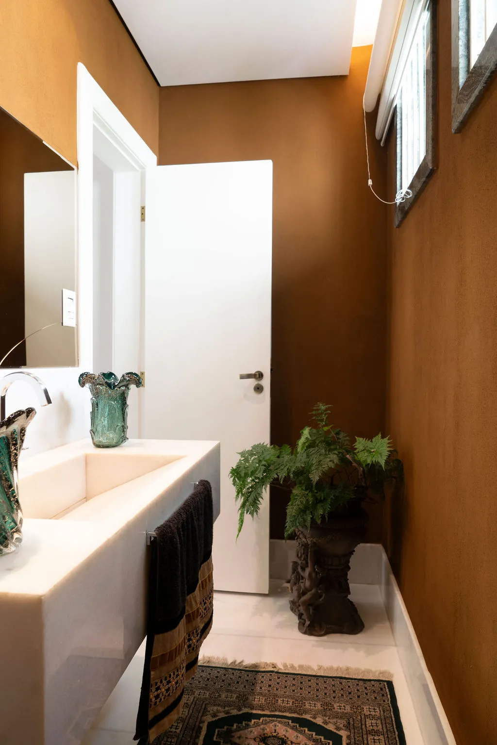 Lavabo com parede marrom mineral