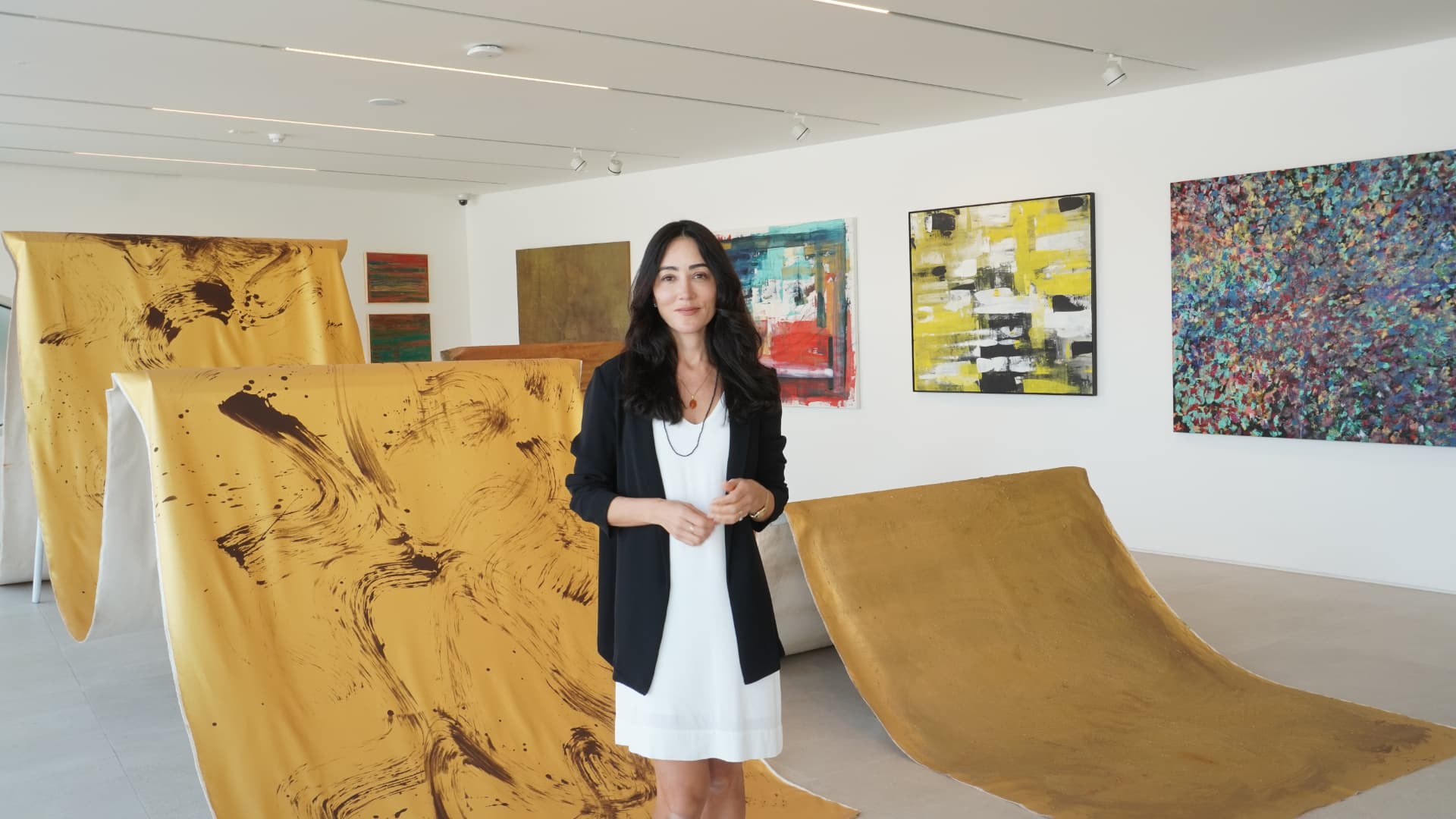 Ana Elisa Murta na galeria da Bassam Freiha Art Foundation, em Abu Dhabi, entre suas obras minerais
