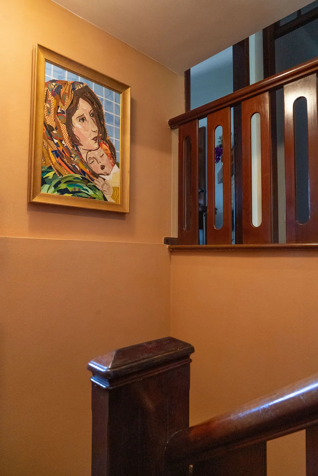 Escada com parede caramelo e quadro